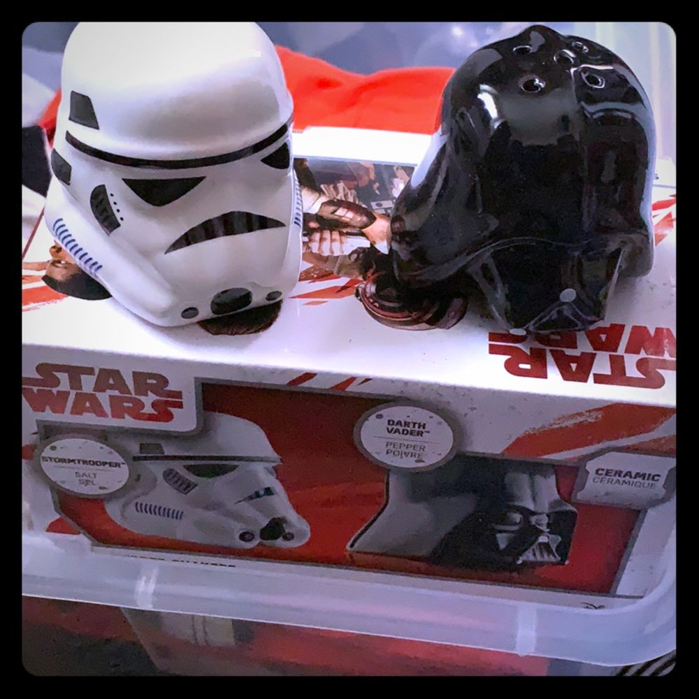Star Wars salt and pepper shakers.